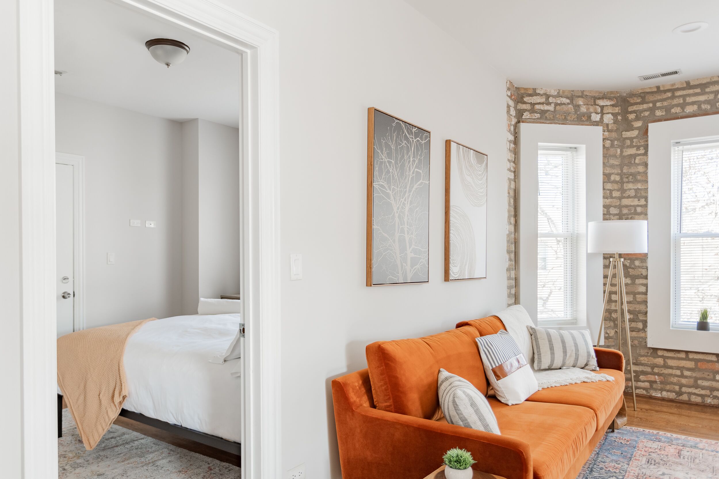 2 habitaciones, escritorio y tabla de planchar con plancha 
