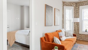 2 soverom, skrivebord, strykejern/-brett og reiseseng for barn