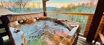 ⭐️⭐️Private cabin with Mountain Views and hot tub close to Pigeon Forge!