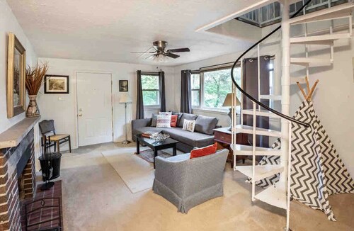 Quaker Hill Cottage on gated estate with fire pit & hiking trails