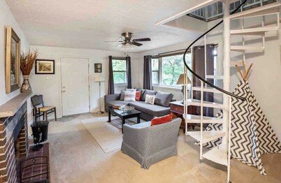 Quaker Hill Cottage on gated estate with fire pit & hiking trails