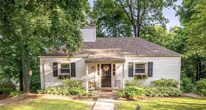 Quaker Hill Cottage on gated estate with fire pit & hiking trails