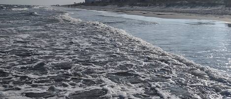 Nära stranden, solstolar och strandhanddukar