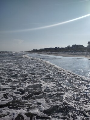 Nær stranden, solsenger og strandhåndklær