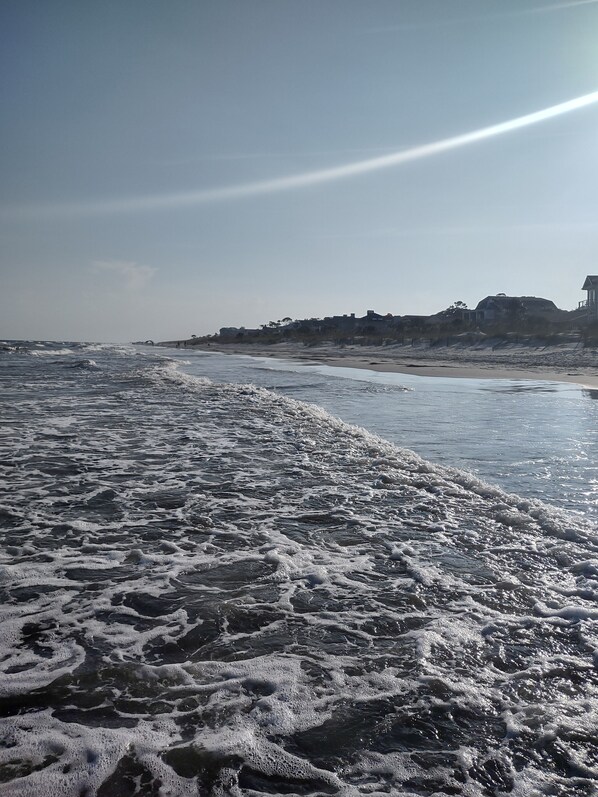 靠近海滩、沙滩椅、沙滩毛巾