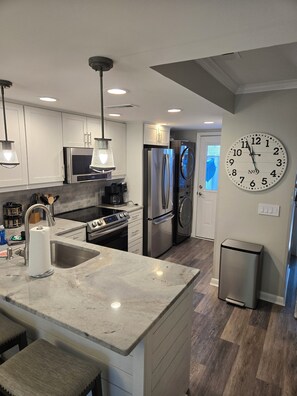 Frigorífic, microones, forn i placa de cuina 