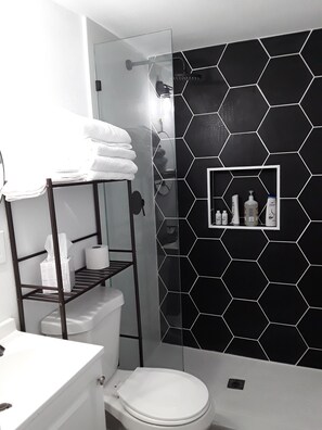 Douche, serviettes fournies, savon, shampoing