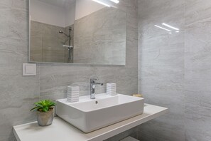 Exclusive Apartment | Bathroom | Free toiletries, hair dryer, towels, soap - One Bedroom Dynamic Apartment (Brasov)