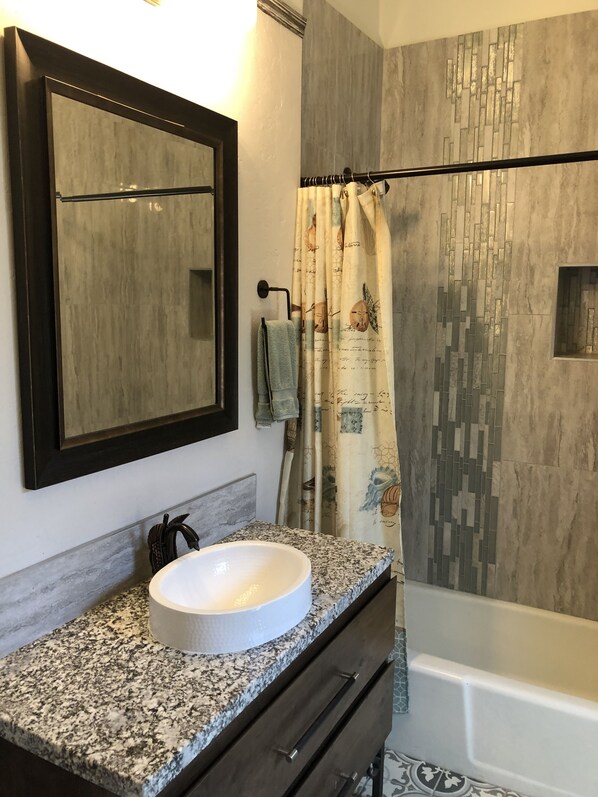 Séchoir à cheveux, serviettes fournies, savon, shampooing