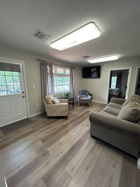 Right On The Water! 3 Bedroom House, Large Deck, Next To A Kayak Launch! - Lake Verret, LA