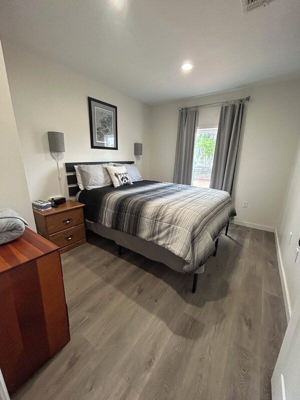 3 habitaciones, tabla de planchar con plancha, wifi y ropa de cama 