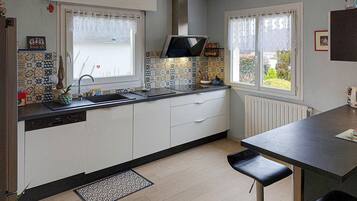 Een koelkast, een oven, een kookplaat, een vaatwasser