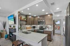 Fridge, microwave, oven, stovetop - Beautiful View of Destin Harbor Retreat. 1 bedroom/ 1 bath. (Destin)