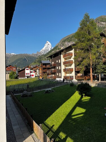 Central Zermatt studio for 2 with Matterhorn view, near lifts & restaurants
