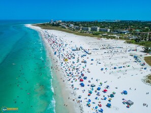Chaise longue, serviettes de plage