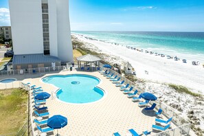 Een buitenzwembad, een verwarmd zwembad