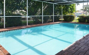 Utendørsbasseng og et oppvarmet basseng