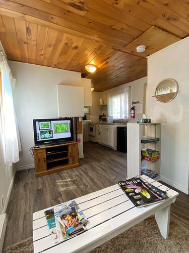 Cute Wasaga Beach Studio, short walk to the world's largest freshwater beach!