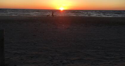 Cute Wasaga Beach Studio cottage 2 min. walk to beach 1!