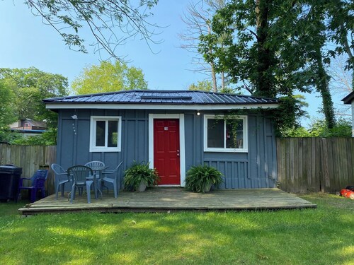Cute Wasaga Beach Studio cottage 2 min. walk to beach 1!