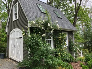Exterior - Elegant waterfront cottage and guest house, garden setting, clubhouse and beach (Annapolis)