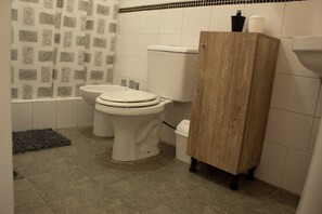 Haartrockner, Handtücher, Toilettenpapier