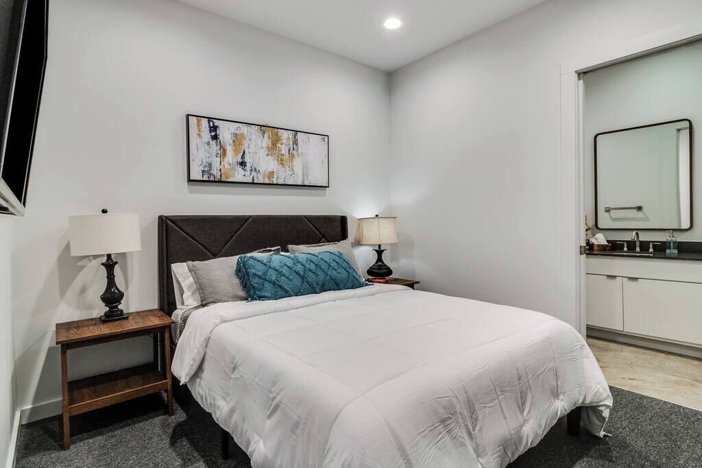 2 bedrooms, desk, iron/ironing board, travel crib