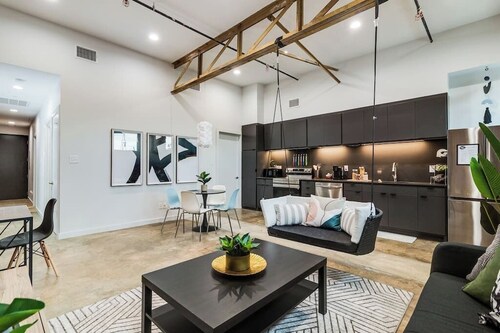 Lux Downtown Flat with Gameroom & Fire Pit