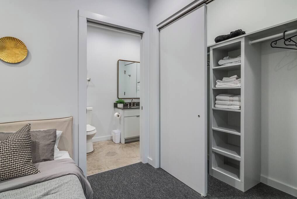 2 soverom, skrivebord, strykejern/-brett og reiseseng for barn