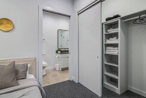 2 soverom, skrivebord, strykejern/-brett og reiseseng for barn