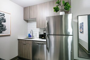 Jääkaappi, mikroaaltouuni, uuni, liesi