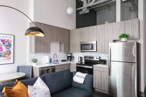 Refrigerador, microondas, horno y parrilla de estufa 