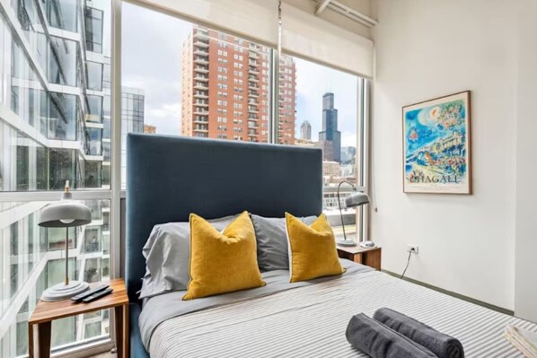 10 Schlafzimmer, Schreibtisch, Bügeleisen/Bügelbrett, Reisekinderbett