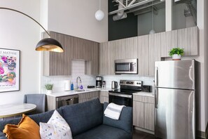 Køleskab, mikrobølgeovn, ovn, kogeplade