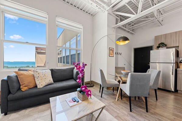 Een smart-tv en boeken