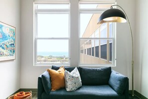 Een smart-tv en boeken