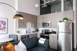 Een koelkast, een magnetron, een oven, een kookplaat