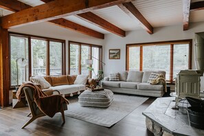 Smart TV, fireplace, ping pong, books