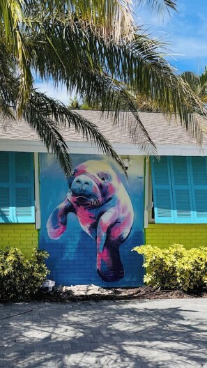 Un bâtiment orné d’une fresque représentant un phoque sur l’un de ses murs.