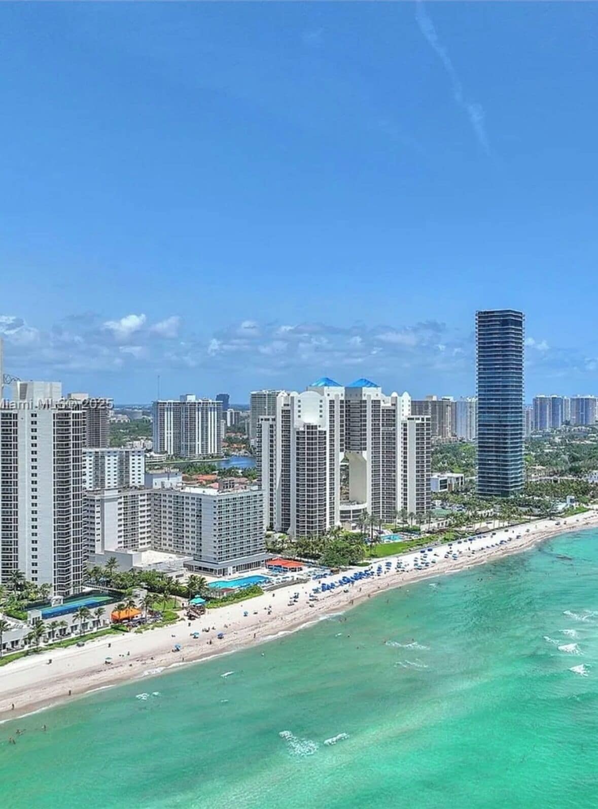 Sulla spiaggia, lettini da mare, teli da spiaggia