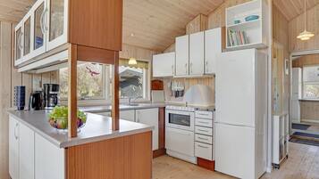 Køleskab, kogeplade, opvaskemaskine, kaffe-/temaskine