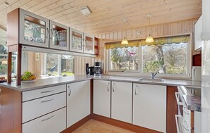 Réfrigérateur, micro-ondes, plaque de cuisson, lave-vaisselle