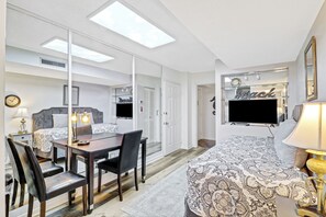 2 bedrooms, desk, iron/ironing board, free WiFi