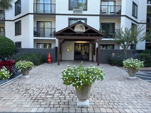 Exterior detail - Walk to beach, classy 2/2 condo sleeps 7, in- & outdoor pools, tennis, courtyard (Hilton Head Island)