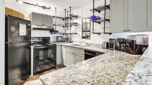 A modern kitchen with granite countertops, stainless steel appliances, and a built-in oven. - Walk to beach, updated 2/2 condo sleeps 6, in & outdoor pools, tennis, courtyard (Hilton Head Island)