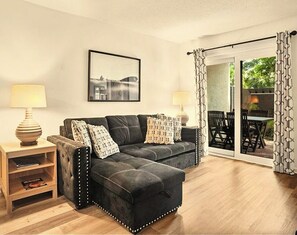 Smart TV - Walk to beach, classy 2/2 condo sleeps 7, in- & outdoor pools, tennis, courtyard (Hilton Head Island)