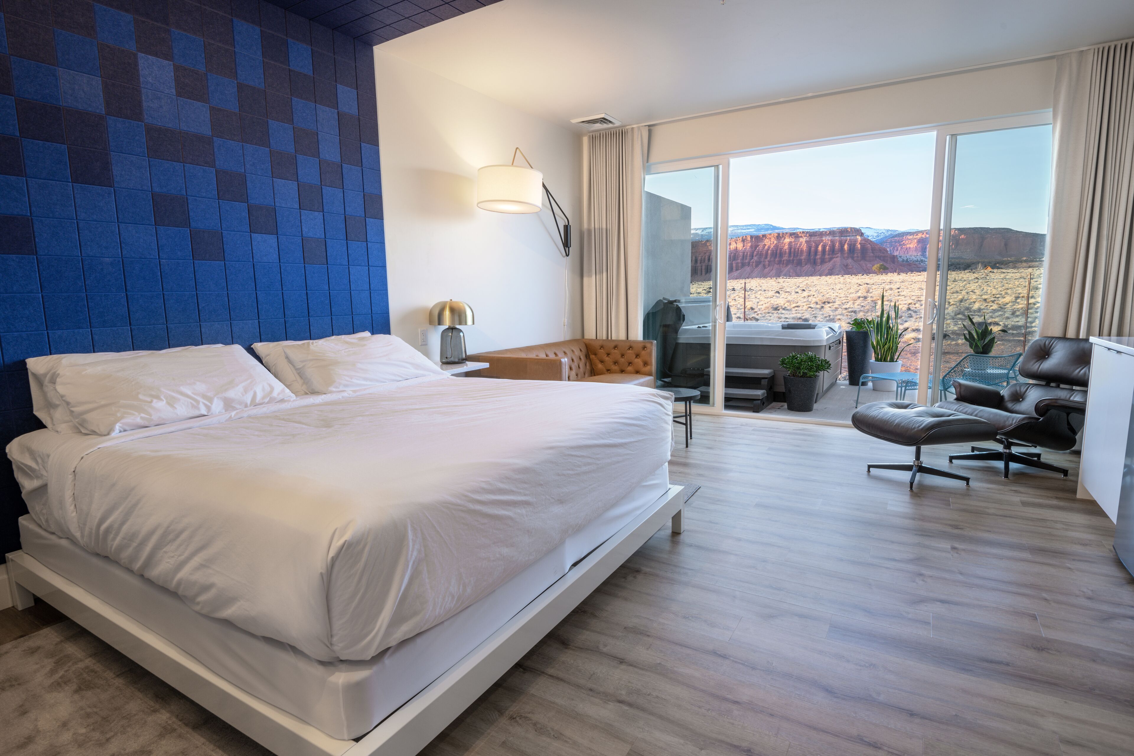 Premium King Hot Tub | 고급 침구, 필로우탑 침대, 책상, 노트북 작업 공간