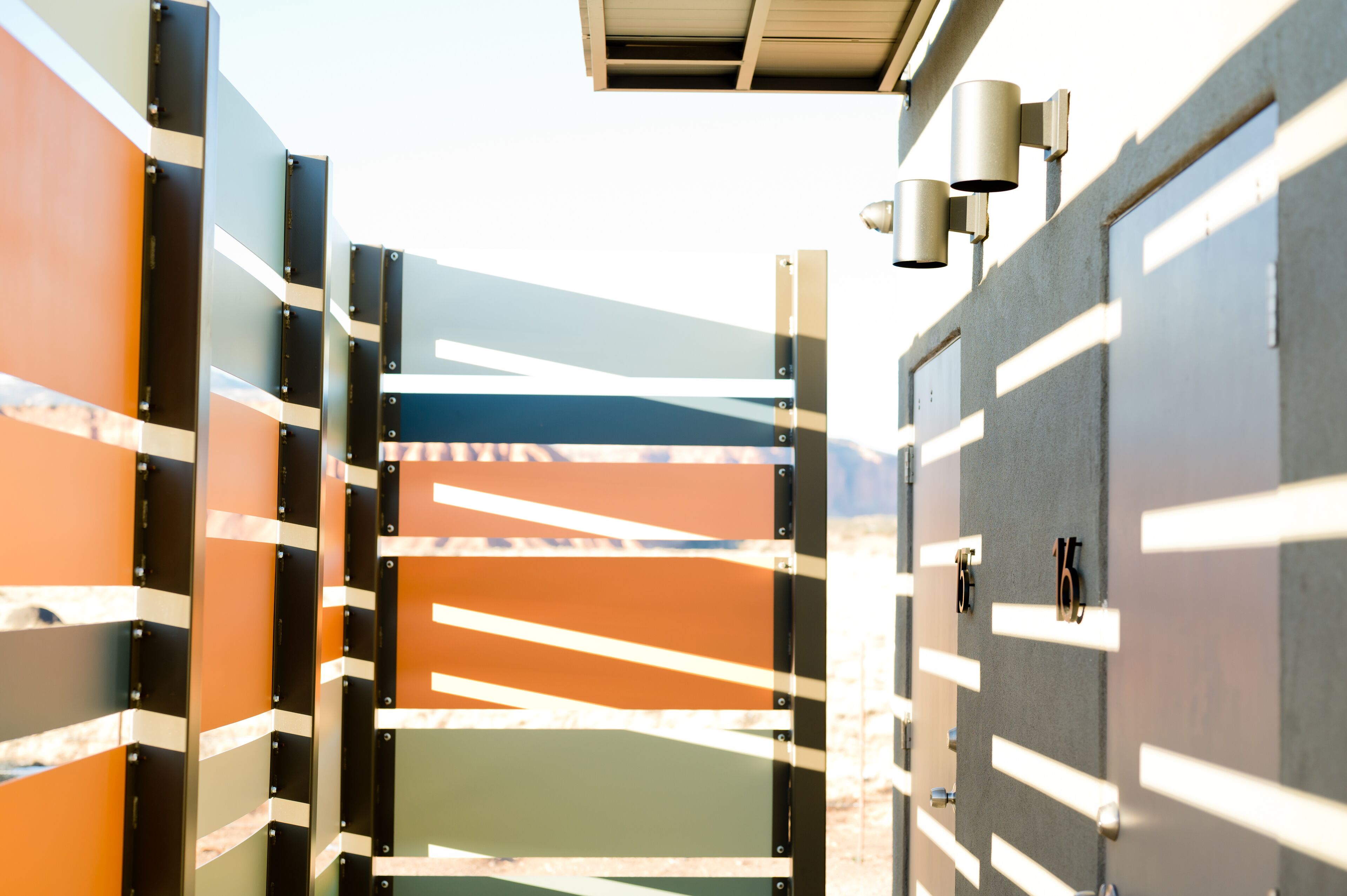 Une vue d’un bâtiment moderne doté d’une série de portes et de fenêtres, dont certaines sont équipées de caméras de surveillance.