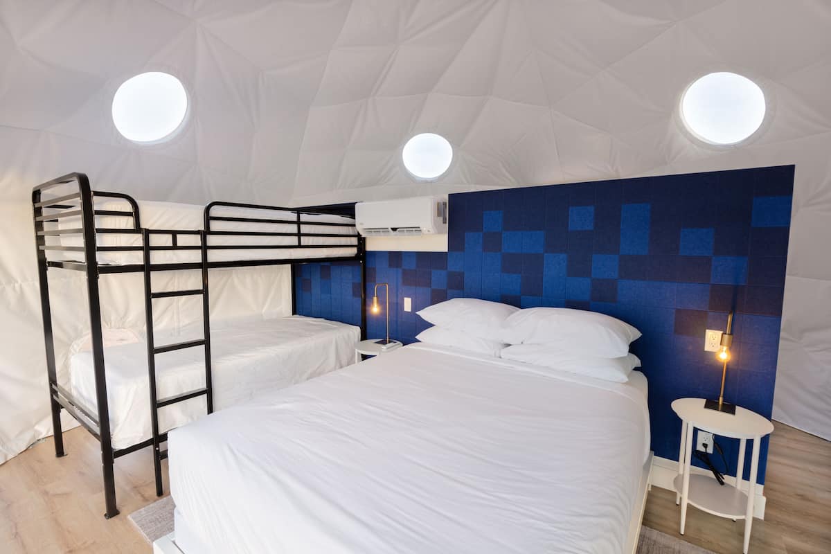 Glamping Family Dome | Hochwertige Bettwaren, Pillowtop-Betten, Schreibtisch