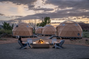 Premium bedding, pillowtop beds, desk, laptop workspace - Skyview Hotel (Torrey)